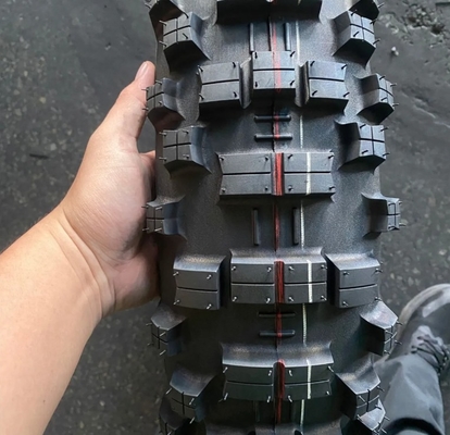 Motorradreifen mit Kombinationsgummimaterial der Klasse A