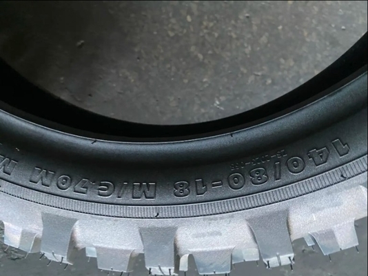 Motorradreifen mit Kombinationsgummimaterial der Klasse A